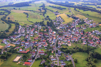 Vue aérienne de Vue du village depuis l'ouest à le quartier Hutten in Schlüchtern dans le département Hesse, Allemagne