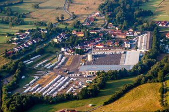 Vue aérienne de Usine de construction de camping-cars, de caravanes et de véhicules Knaus Tabbert à le quartier Mottgers in Sinntal dans le département Hesse, Allemagne