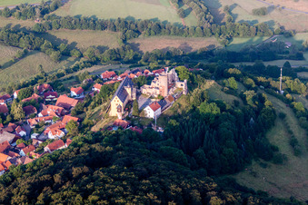 Vue aérienne de Complexe du château de la forteresse Schwarzenfels à Schwarzenfels dans le département Hesse, Allemagne