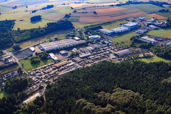 Vue aérienne de Parc industriel Buchrasen III avec parc de maisons modèles Hanse Haus et centre d'échantillonnage et State Mineral Springs AG à le quartier Buchrasen in Oberleichtersbach dans le département Bavière, Allemagne