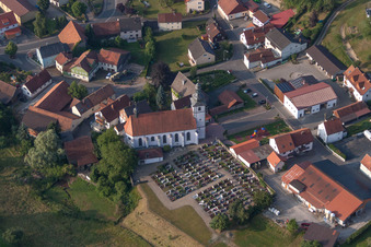 Vue aérienne de Cimetière et église à Oberleichtersbach dans le département Bavière, Allemagne
