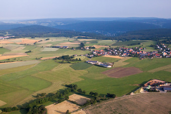 Vue aérienne de Vue sur le village à le quartier Breitenbach in Oberleichtersbach dans le département Bavière, Allemagne