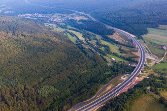 Vue aérienne de Voies du tracé de l'autoroute et tracé de la BAB A7 à le quartier Römershag in Bad Brückenau dans le département Bavière, Allemagne