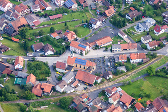 Vue aérienne de Église catholique romaine de Saint-Martin à Riedenberg dans le département Bavière, Allemagne