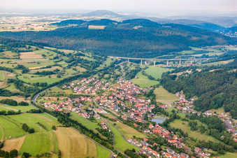 Vue aérienne de Pont du Sinntal sur l'autoroute A7 à Riedenberg dans le département Bavière, Allemagne