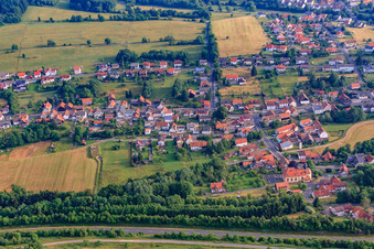 Vue aérienne de Bahnhofstraße et St. Josef à Wildflecken dans le département Bavière, Allemagne