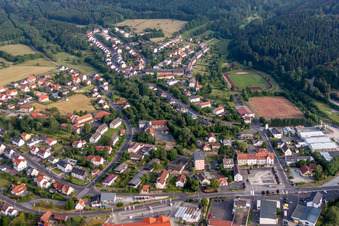 Vue aérienne de Vue des rues et des maisons dans les quartiers résidentiels à Wildflecken dans le département Bavière, Allemagne
