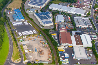 Vue aérienne de Zone industrielle avec carrosserie Roland Böhm à le quartier Welkers in Eichenzell dans le département Hesse, Allemagne
