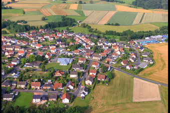 Vue aérienne de Centre-ville avec centre communautaire Hattenhof à le quartier Hattenhof in Neuhof dans le département Hesse, Allemagne