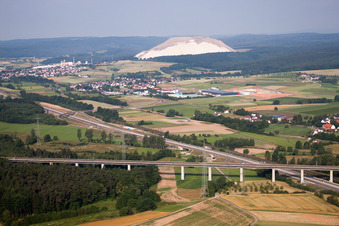 Vue aérienne de Monte Kali à Neuhof derrière le pont Fliedetal Sud pour le chemin de fer via l'A66 à le quartier Hattenhof in Neuhof dans le département Hesse, Allemagne