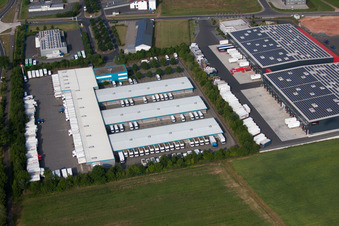 Vue aérienne de Zone industrielle avec le dépôt DPD à le quartier Dorfborn in Neuhof dans le département Hesse, Allemagne