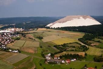 Vue aérienne de Site du terril minier pour l'extraction de potasse et de sel à le quartier Dorfborn in Neuhof dans le département Hesse, Allemagne