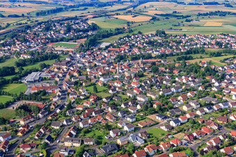 Vue aérienne de Vue d'ensemble de la ville depuis le sud avec Sainte-Barbe à Neuhof dans le département Hesse, Allemagne
