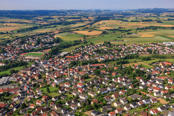 Vue aérienne de Vue d'ensemble de la ville depuis le sud avec Sainte-Barbe à Neuhof dans le département Hesse, Allemagne