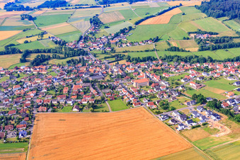 Vue aérienne de Centre-ville avec l'église catholique de l'Assomption de Marie à le quartier Rommerz in Neuhof dans le département Hesse, Allemagne