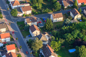 Vue aérienne de Vom-Stein-Straße à le quartier Dannstadt in Dannstadt-Schauernheim dans le département Rhénanie-Palatinat, Allemagne
