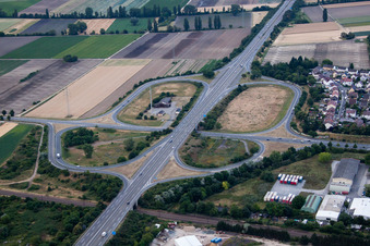 Vue aérienne de Itinéraire et voies le long de la sortie d'autoroute et de l'accès de la BAB A5 Frankenthal Nord (Palatinat) à Frankenthal dans le département Rhénanie-Palatinat, Allemagne