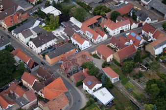 Quartier Bobenheim in Bobenheim-Roxheim dans le département Rhénanie-Palatinat, Allemagne du point de vue du drone