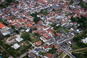 Vue oblique de Vue de la ville depuis le centre-ville à le quartier Roxheim in Bobenheim-Roxheim dans le département Rhénanie-Palatinat, Allemagne
