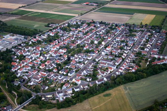 Vue des rues et des maisons dans les quartiers résidentiels à le quartier Bobenheim in Bobenheim-Roxheim dans le département Rhénanie-Palatinat, Allemagne d'en haut