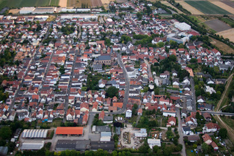 Vue de la ville depuis le centre-ville à le quartier Roxheim in Bobenheim-Roxheim dans le département Rhénanie-Palatinat, Allemagne d'en haut
