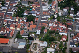Quartier Bobenheim in Bobenheim-Roxheim dans le département Rhénanie-Palatinat, Allemagne du point de vue du drone