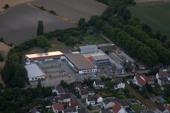 Vue aérienne de Centre commercial Wormser Landstraße dans le quartier de Petersau à le quartier Bobenheim in Bobenheim-Roxheim dans le département Rhénanie-Palatinat, Allemagne