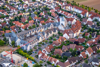 Vue de la ville depuis le centre-ville à le quartier Roxheim in Bobenheim-Roxheim dans le département Rhénanie-Palatinat, Allemagne hors des airs