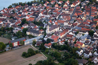 Vue de la ville depuis le centre-ville à le quartier Roxheim in Bobenheim-Roxheim dans le département Rhénanie-Palatinat, Allemagne vue d'en haut