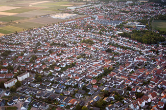 Vue d'oiseau de Vue de la ville depuis le centre-ville à le quartier Roxheim in Bobenheim-Roxheim dans le département Rhénanie-Palatinat, Allemagne
