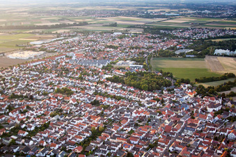Vue de la ville depuis le centre-ville à le quartier Roxheim in Bobenheim-Roxheim dans le département Rhénanie-Palatinat, Allemagne vue du ciel
