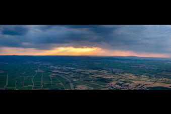 Vue aérienne de Situation météorologique avec rayonnement solaire provenant d'ouvertures dans la couverture nuageuse au-dessus du bord de Haardt à Birkenheide dans le département Rhénanie-Palatinat, Allemagne