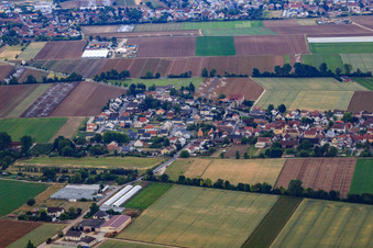 Vue aérienne de Schlossstr à le quartier Rödersheim in Rödersheim-Gronau dans le département Rhénanie-Palatinat, Allemagne
