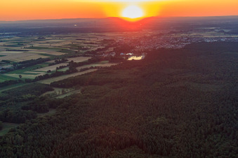 Vue aérienne de Vue de la ville depuis l'ouest au coucher du soleil à Rülzheim dans le département Rhénanie-Palatinat, Allemagne