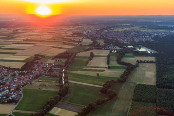 Vue aérienne de Vue de la ville depuis le sud-ouest au coucher du soleil à Herxheimweyher dans le département Rhénanie-Palatinat, Allemagne