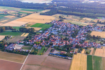 Vue oblique de Vue du village depuis le sud à Knittelsheim dans le département Rhénanie-Palatinat, Allemagne