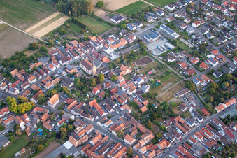 Photographie aérienne de Bâtiment d'église au centre du village à Knittelsheim dans le département Rhénanie-Palatinat, Allemagne