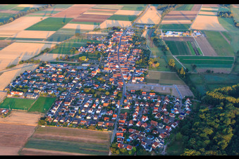 Vue aérienne de Vue du village depuis l'est le soir à Freisbach dans le département Rhénanie-Palatinat, Allemagne