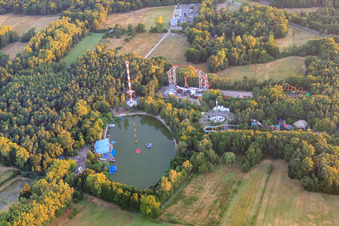 Vue aérienne de Tour du phare dans le parc de vacances au petit matin à Haßloch dans le département Rhénanie-Palatinat, Allemagne