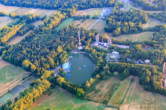 Vue aérienne de Tour du phare dans le parc de vacances au petit matin à Haßloch dans le département Rhénanie-Palatinat, Allemagne
