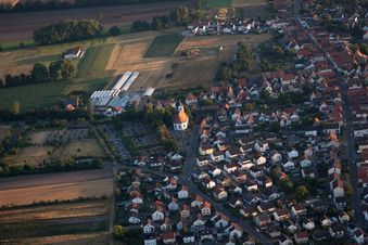 Vue aérienne de Vue des rues et des maisons dans les quartiers résidentiels à le quartier Iggelheim in Böhl-Iggelheim dans le département Rhénanie-Palatinat, Allemagne