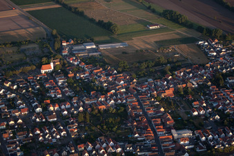 Photographie aérienne de Vue des rues et des maisons dans les quartiers résidentiels à le quartier Iggelheim in Böhl-Iggelheim dans le département Rhénanie-Palatinat, Allemagne