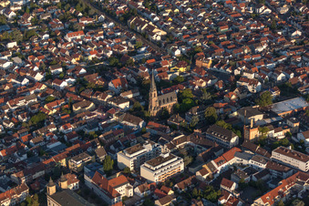 Vue aérienne de Paroisse de l'Assomption de Marie à le quartier Oggersheim in Ludwigshafen am Rhein dans le département Rhénanie-Palatinat, Allemagne