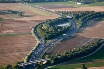 Vue aérienne de Itinéraire et voies le long de l'autoroute Sortie de la route fédérale B9 à Maudach à Mutterstadt dans le département Rhénanie-Palatinat, Allemagne