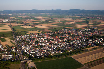 Vue oblique de Vue des rues et des maisons dans les quartiers résidentiels à le quartier Iggelheim in Böhl-Iggelheim dans le département Rhénanie-Palatinat, Allemagne
