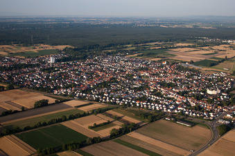 Vue des rues et des maisons dans les quartiers résidentiels à le quartier Iggelheim in Böhl-Iggelheim dans le département Rhénanie-Palatinat, Allemagne d'en haut