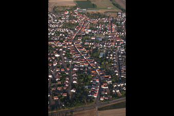 Vue des rues et des maisons dans les quartiers résidentiels à le quartier Iggelheim in Böhl-Iggelheim dans le département Rhénanie-Palatinat, Allemagne hors des airs