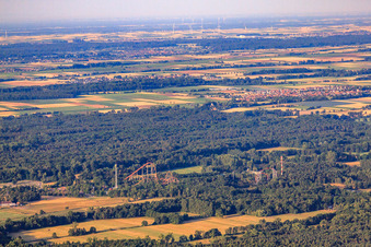 Vue oblique de Holiday Park tôt le matin à Haßloch dans le département Rhénanie-Palatinat, Allemagne