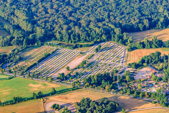 Vue aérienne de Parking vide du Holiday Park au petit matin à Haßloch dans le département Rhénanie-Palatinat, Allemagne