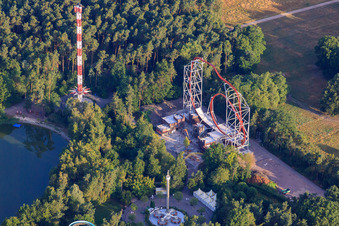 Vue aérienne de Sky Scream à Holiday Park au petit matin à Haßloch dans le département Rhénanie-Palatinat, Allemagne